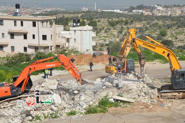 فيديو: قوات كبيرة ومُدججة بالدبابات والصواريخ تهدم اساسات بيت الشيخ غازي عيسى بحجة البناء في ارض المنهال ...